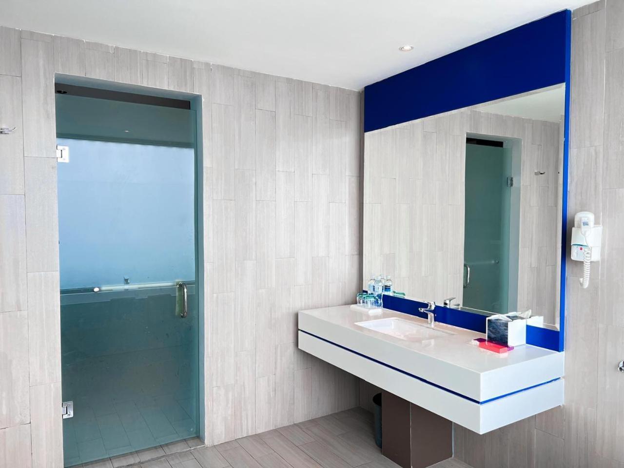 Ibis Styles Batam Nagoya Hotel Kültér fotó